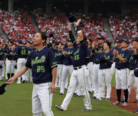 　マツダスタジアムのファンに手を振る村上（撮影・市尻達拡）