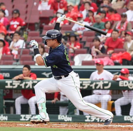 　６回、右前打を放つ村上（撮影・市尻達拡）