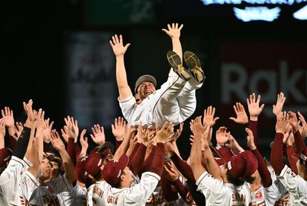 　チームメートから胴上げされる岡島