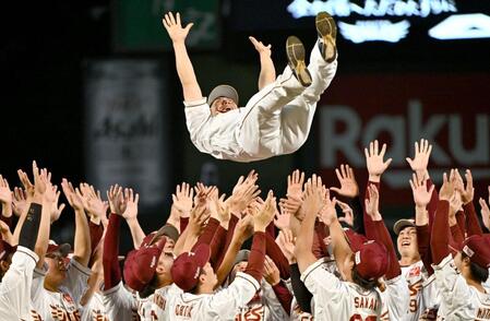 楽天・岡島がセレモニーで号泣　マー君らがメッセージ動画　最後は大物ＯＢの本人登場でさらに大粒の涙