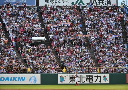 　９回、守備に就きファンから声援を浴びる岡島