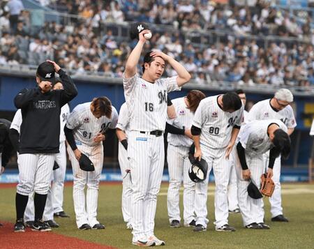 　今季９勝目を挙げウイニングボールを手にスタンドの祝福に応える種市（手前）＝撮影・開出牧