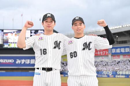 　今季９勝目を挙げガッツポーズを決める種市（左）。右は最終回を３者連続三振で締めた横山（撮影・開出牧）