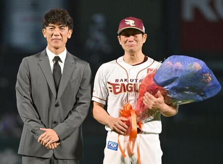 　松井稼頭央さん（左）とともに写真に納まる岡島