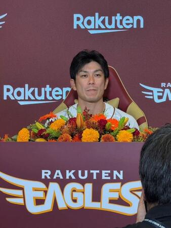 　引退会見に臨む楽天・岡島