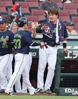 　４回、生還した内山（左）を出迎える村上（撮影・市尻達拡）