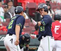 　３回、左越えソロを放ち、タッチを交わす浜田（撮影・市尻達拡）