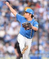 　７回、佐藤を三振に仕留める伊藤（撮影・開出牧）