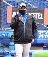 　７回、代打を告げる新庄監督（撮影・開出牧）