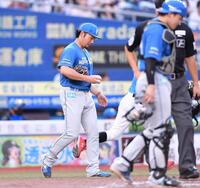 　８回、高部に右線適時三塁打を打たれた伊藤（後方）。捕手・田宮（撮影・開出牧）