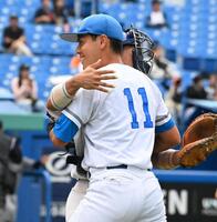 　６回２死満塁のピンチを切り抜け明石健と抱き合う東大・江口直希（右）＝撮影・持木克友