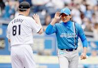 　吉井監督（手前）とメンバー表交換を行った新庄監督（撮影・開出牧）