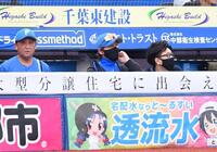 　６回、今川が遊ゴロ併殺に倒れ、スコアボードを見上げる新庄監督（中央）。左は林ヘッドコーチ（撮影・開出牧）