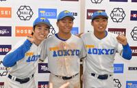 　勝利し笑顔を見せる（左から）渡辺向輝、明石健、松本慎之介（撮影・持木克友）