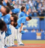 　試合後、ロッテファンで埋め尽くされたライトスタントに向かってナインと共にあいさつした新庄監督（後方）＝撮影・開出牧