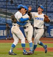 　笑顔でナインと抱き合う東大・渡辺向輝（左から２人目）＝撮影・持木克友