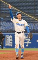 　勝利を挙げマウンドで笑顔の東大・渡辺尚輝（撮影・持木克友）