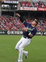 　スタンドにボールを投げ込む村上（撮影・市尻達拡）