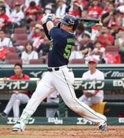 　８回、空振り三振に倒れる村上（撮影・市尻達拡）