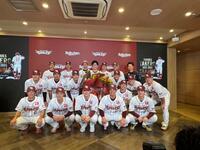 　引退会見で仲間に囲まれる楽天・岡島