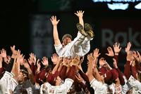 　チームメートから胴上げされる岡島