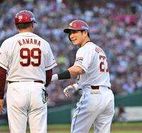 　８回、中前打を放ち笑顔を見せる岡島