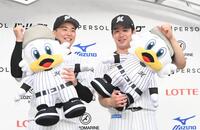 　今季９勝目を挙げ、横山（左）とお立ち台でガッツポーズを決める種市（撮影・開出牧）