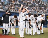 　今季９勝目を挙げウイニングボールを手にスタンドの祝福に応える種市（手前）＝撮影・開出牧