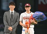 　松井稼頭央さん（左）とともに写真に納まる岡島