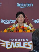 　引退会見に臨む楽天・岡島