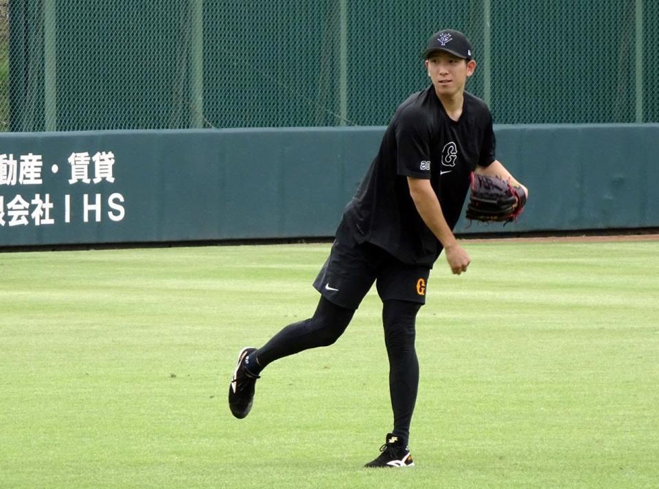 　キャッチボールをする戸郷