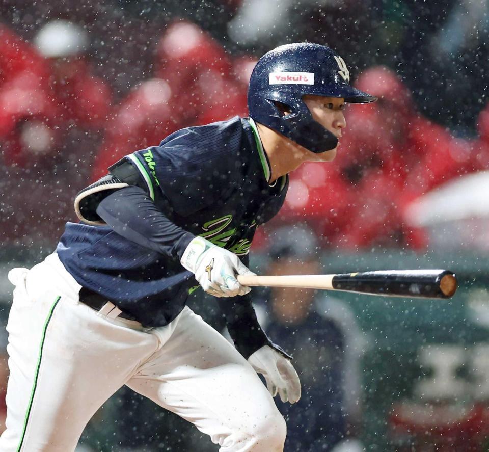 　５回、中前打を放つ田中