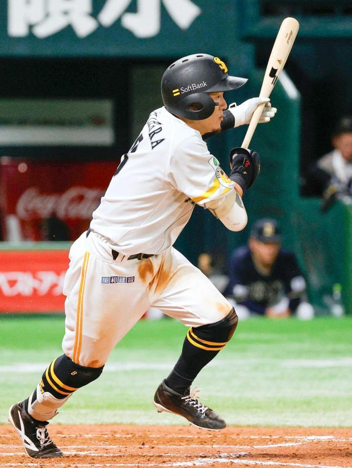 　５回、二塁にセーフティーバントを決める牧原大