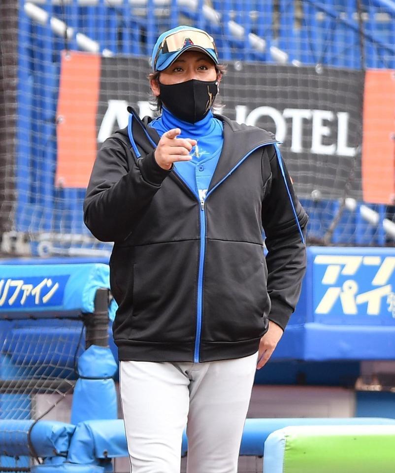 　７回、代打を告げる新庄監督（撮影・開出牧）