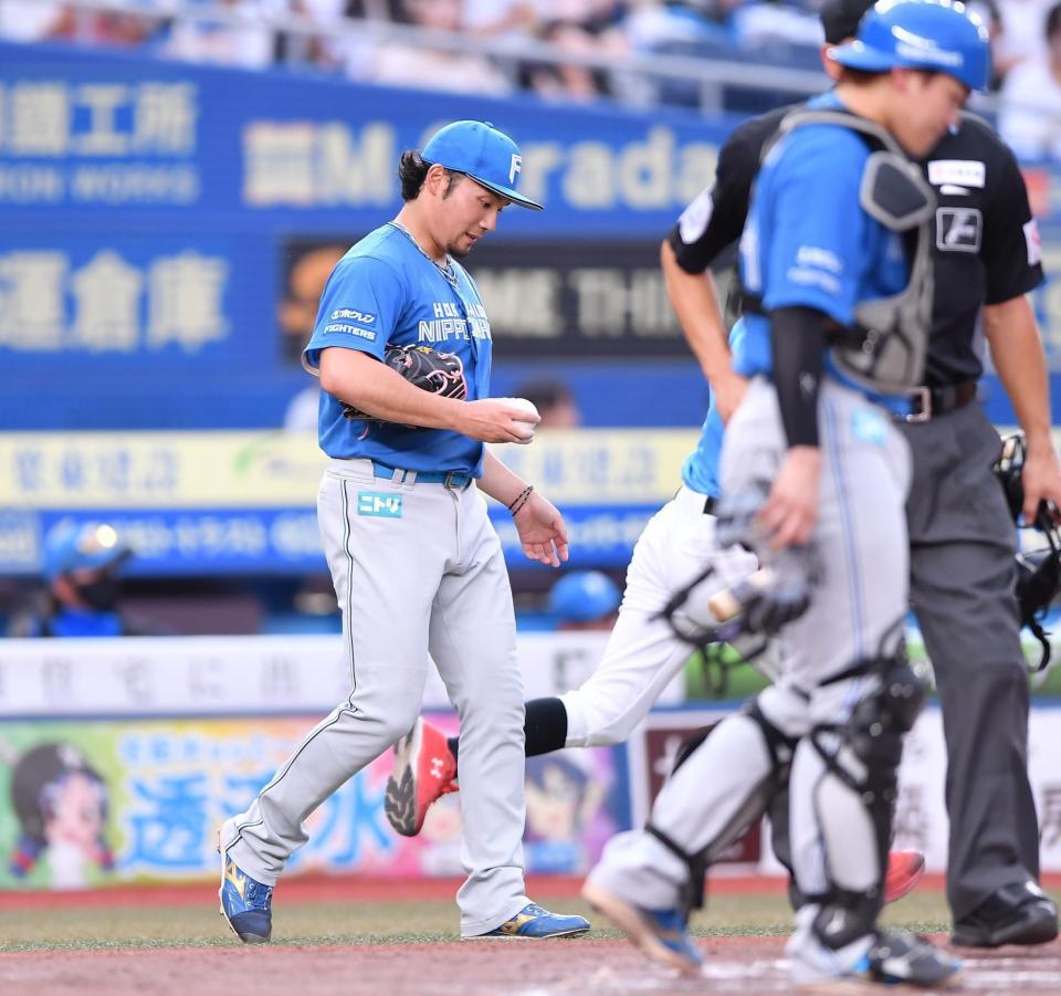 　８回、高部に右線適時三塁打を打たれた伊藤（後方）。捕手・田宮（撮影・開出牧）