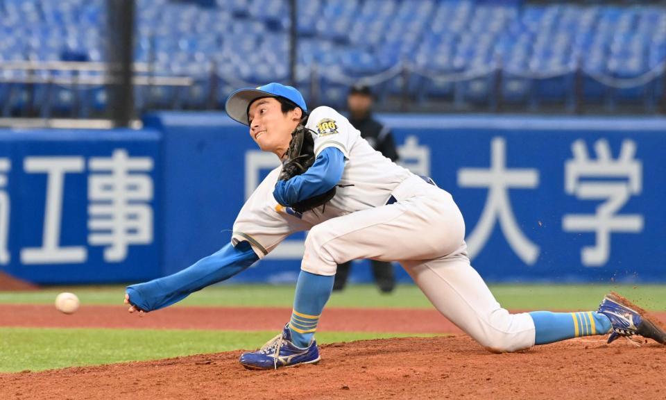 　８回から登板した東大・渡辺向輝（撮影・持木克友）