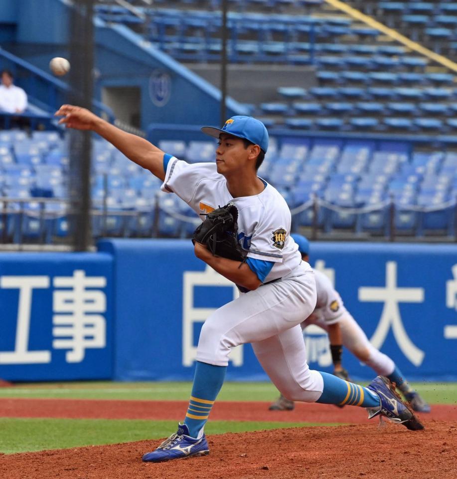 　６回途中からリリーフで登板し好投する東大・江口直希（撮影・持木克友）