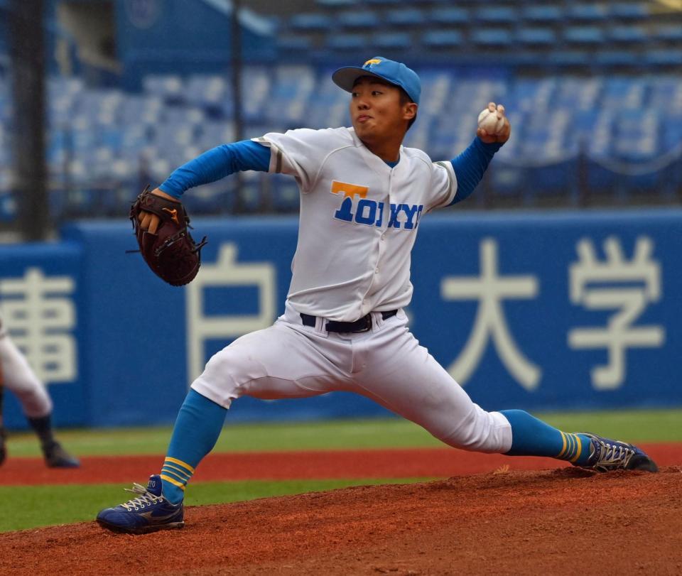 　力投する東大・松本慎之介（撮影・持木克友）