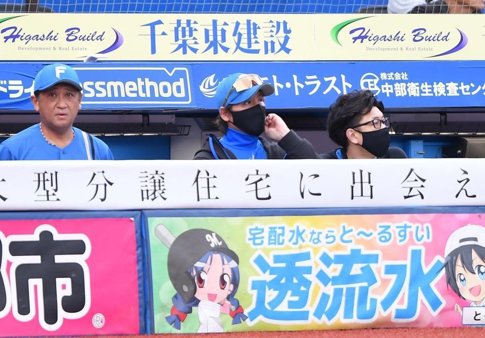 　６回、今川が遊ゴロ併殺に倒れ、スコアボードを見上げる新庄監督（中央）。左は林ヘッドコーチ（撮影・開出牧）