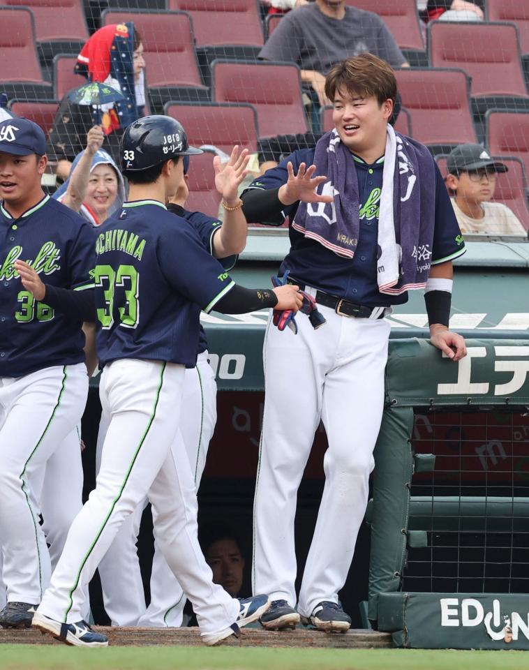 　４回、生還した内山（左）を出迎える村上（撮影・市尻達拡）