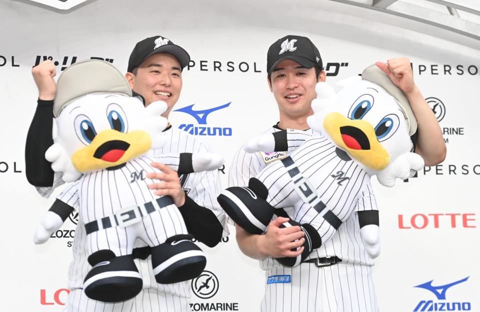 　今季９勝目を挙げ、横山（左）とお立ち台でガッツポーズを決める種市（撮影・開出牧）