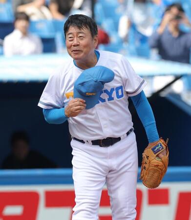 　始球式に登場した大越健介氏（撮影・西岡正）