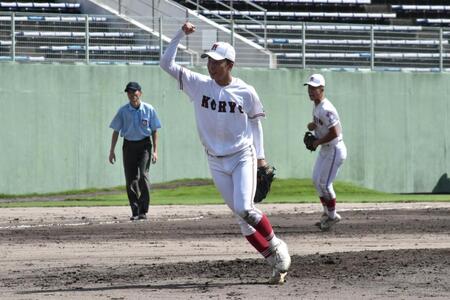 　最後の打者から三振を奪い、ガッツポーズを見せる広陵・柴田翔大