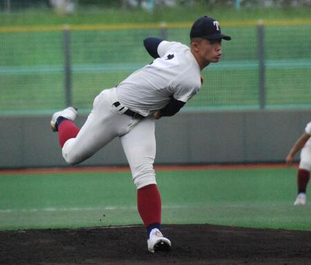 　先発して力投する大阪桐蔭・吉岡