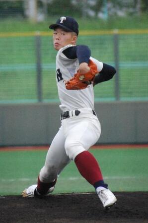 　先発して力投する大阪桐蔭・吉岡