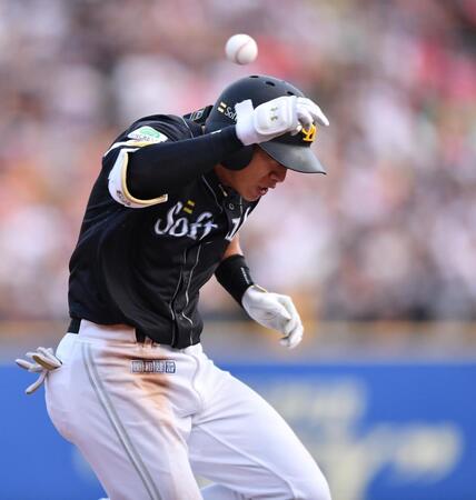 　５回、投ゴロを放つが小島の悪送球で出塁する柳田（撮影・開出牧）