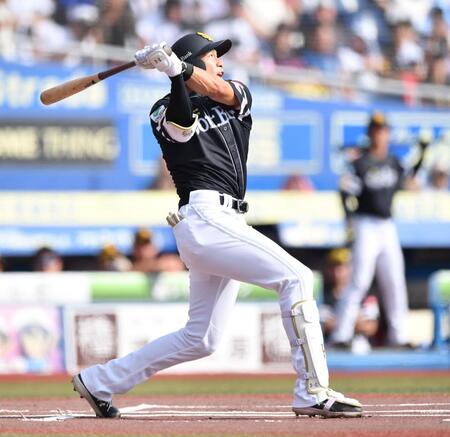 　１回、先制の左越えソロを放つ柳田（撮影・開出牧）