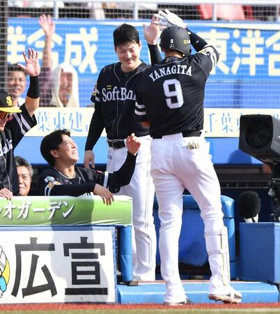 　１回、左越え先制ソロを放った柳田（９）とタッチを交わす有原（撮影・開出牧）