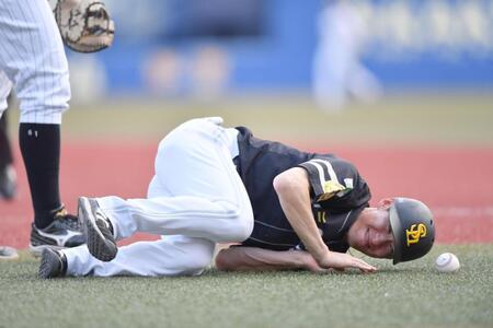 　５回、小島の悪送球が当たり転倒する本多コーチ（撮影・開出牧）