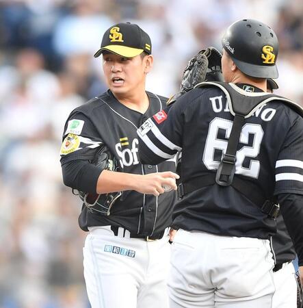 　７回、池田に２者連続となる死球を当てスタンドからブーイングを浴びる２番手・伊藤（左）。捕手・海野（撮影・開出牧）